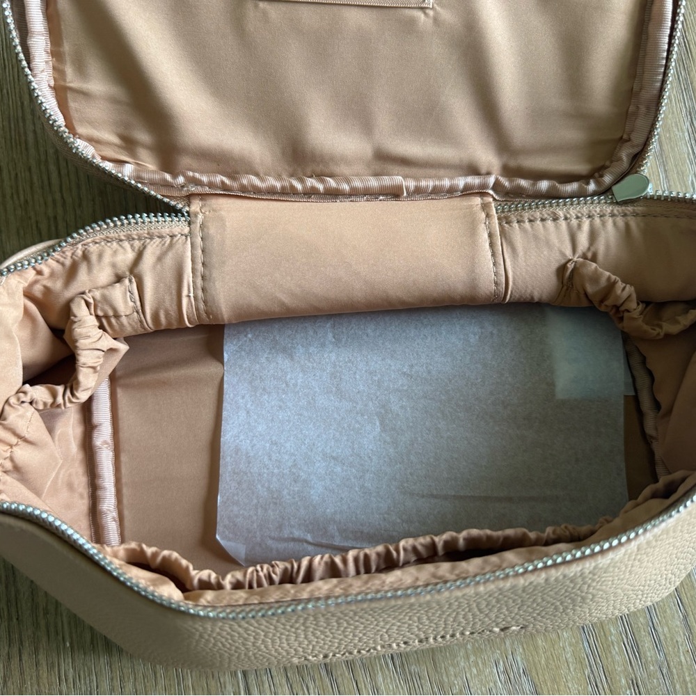 Summer Fridays Vanity Travel Bag in Vanilla - Picture 5 of 5